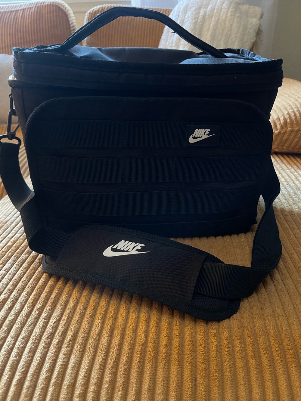 Nike black lunch bag with carrying strap